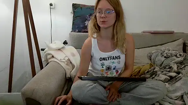 Snapshot of little-leni chatting on 09-27-25, 08:47 little-leni online show from 09-27-25, 08:47