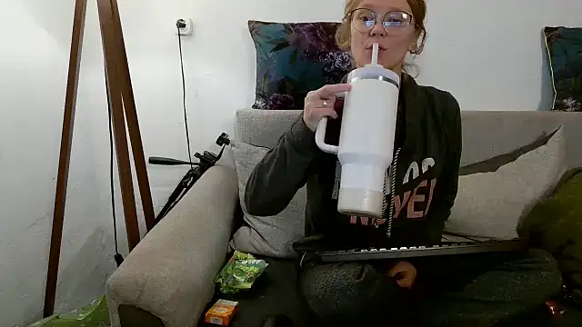 Snapshot of little-leni chatting on 10-01-25, 08:15 little-leni online show from 10-01-25, 08:15