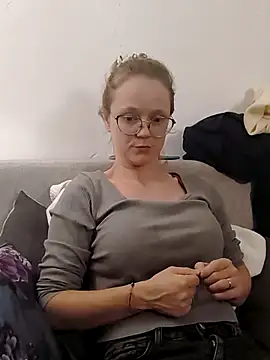 Snapshot of little-leni chatting on 10-10-25, 08:30 little-leni online show from 10-10-25, 08:30