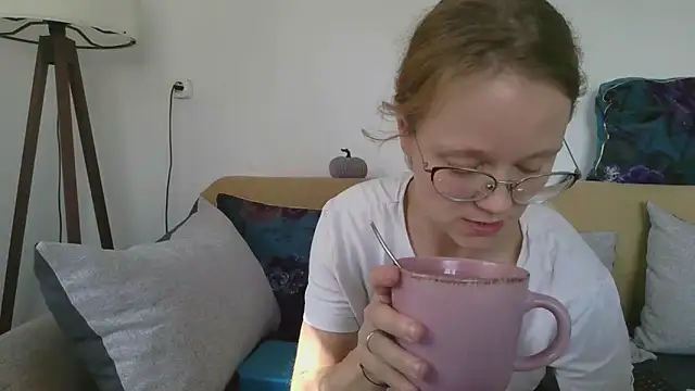 Snapshot of little-leni chatting on 10-23-25, 09:52 little-leni online show from 10-23-25, 09:52