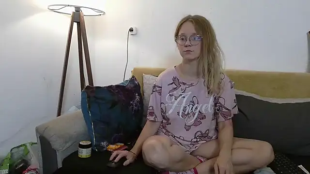 Snapshot of little-leni chatting on 11-04-25, 07:46 little-leni online show from 11-04-25, 07:46