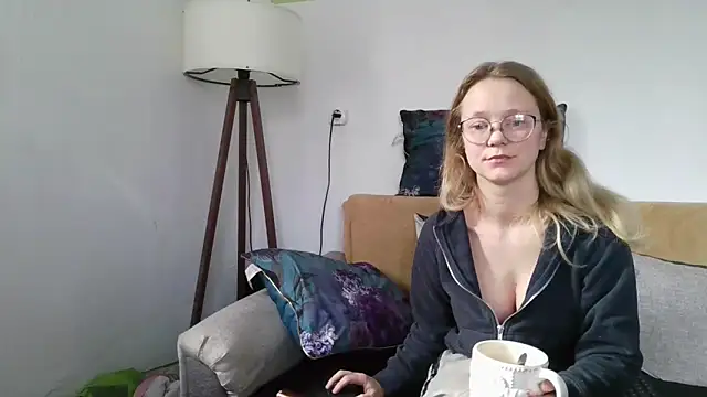 Snapshot of little-leni chatting on 11-25-25, 11:21 little-leni online show from 11-25-25, 11:21