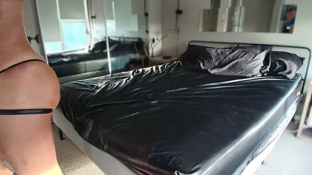 MikyFoxx online show from 12-17-25, 10:38