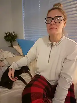 Snapshot of HollyTattoo chatting on 12-08-24, 12:30 HollyTattoo online show from 12-08-24, 12:30