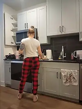 Snapshot of HollyTattoo chatting on 01-14-25, 02:00 HollyTattoo online show from 01-14-25, 02:00