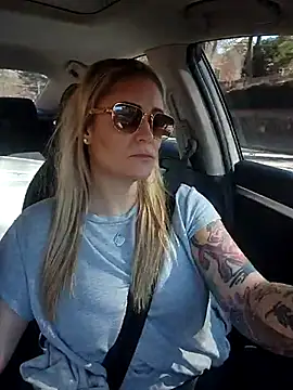 Snapshot of HollyTattoo chatting on 02-26-25, 07:49 HollyTattoo online show from 02-26-25, 07:49