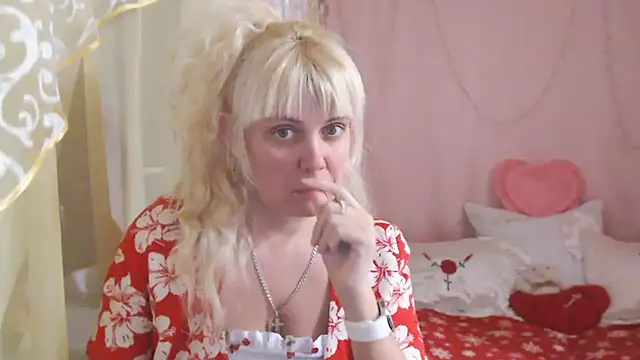 SunnySylvia online show from 12-15-25, 04:11