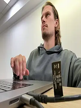 Snapshot of fmodel chatting on 11-25-25, 12:49 fmodel online show from 11-25-25, 12:49