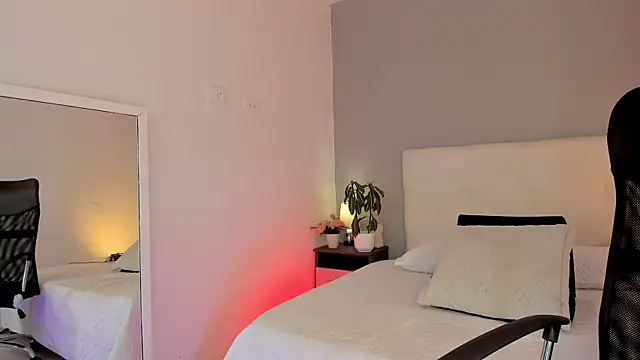 Snapshot of NataliaBuiles chatting on 10-15-25, 04:18 NataliaBuiles online show from 10-15-25, 04:18