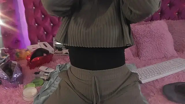 Snapshot of Nara_belen chatting on 10-18-25, 04:15 Nara belen online show from 10-18-25, 04:15