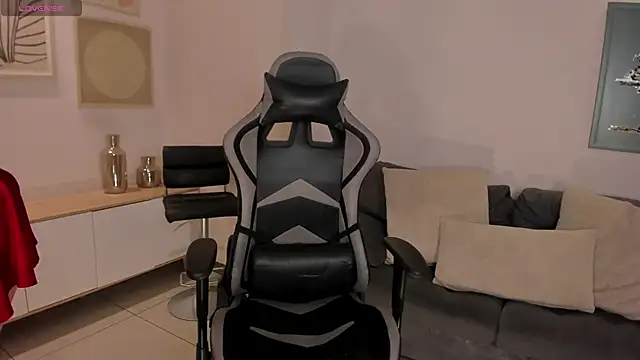 EllaClark online show from 10-14-25, 05:36