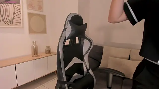 EllaClark online show from 10-16-25, 05:47