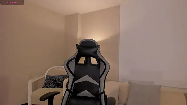 EllaClark online show from 11-18-25, 07:18