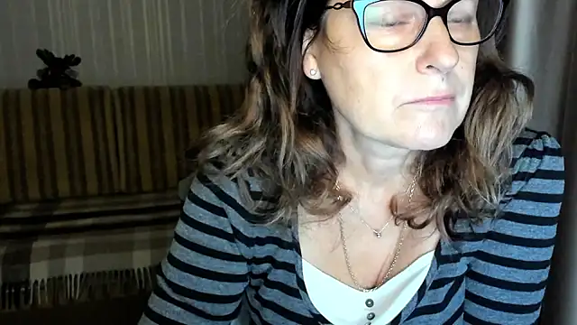 lauraoven online show from 10-27-25, 02:43