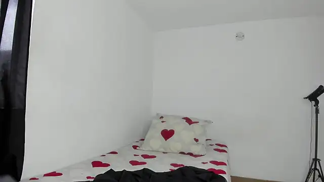 Snapshot of SARA_TS_FOX chatting on 10-11-25, 09:24 SARA TS FOX online show from 10-11-25, 09:24