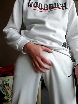 MlodyDres online show from 10-27-25, 01:26