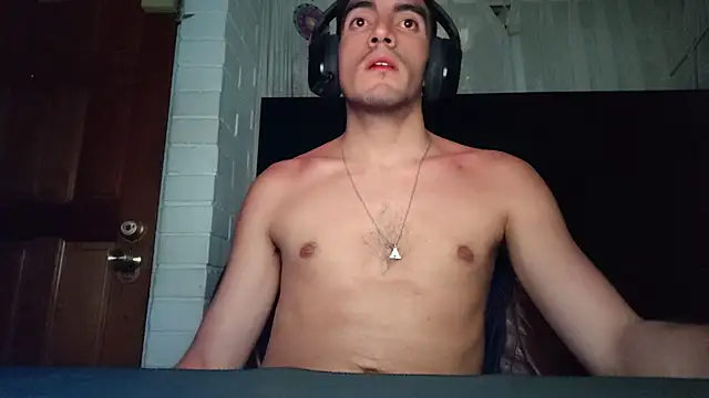 Snapshot of TommyMomentum chatting on 01-12-26, 01:00 TommyMomentum online show from 01-12-26, 01:00