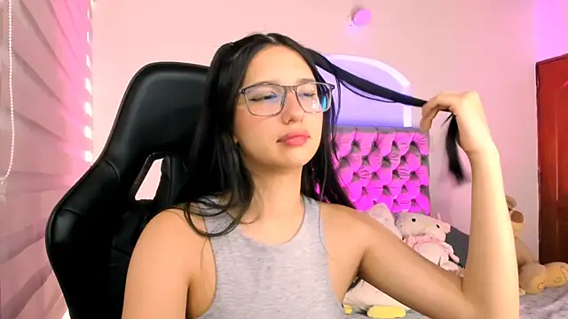 Snapshot of Luniverse chatting on 12-04-25, 08:28 Luniverse online show from 12-04-25, 08:28