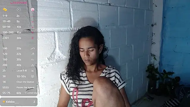 Snapshot of jasminne_ chatting on 10-17-25, 05:04 jasminne online show from 10-17-25, 05:04