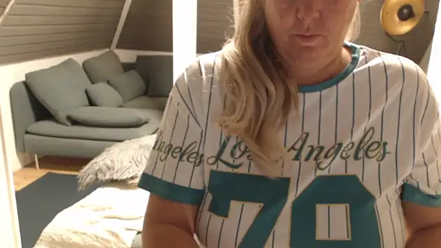 KimMitchelli online show from 11-19-25, 05:07