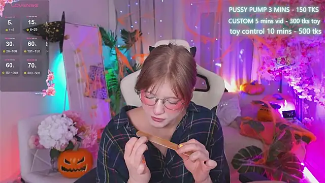 Snapshot of Crazy_Wine chatting on 10-31-25, 11:28 Crazy Wine online show from 10-31-25, 11:28