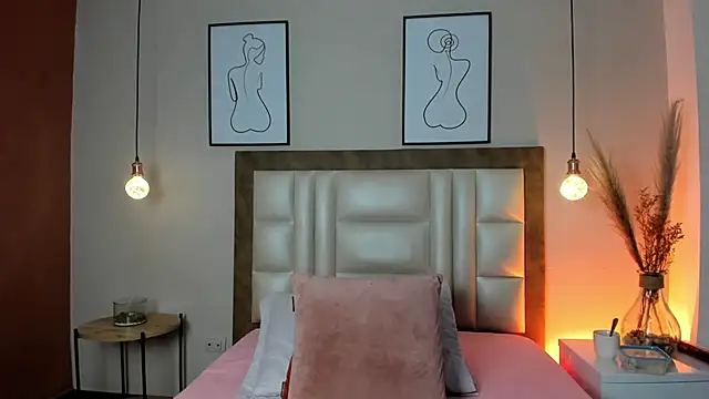 Snapshot of JupiteFox chatting on 12-05-25, 12:30 JupiteFox online show from 12-05-25, 12:30