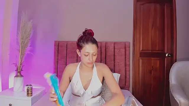 Snapshot of JupiteFox chatting on 12-15-25, 09:30 JupiteFox online show from 12-15-25, 09:30