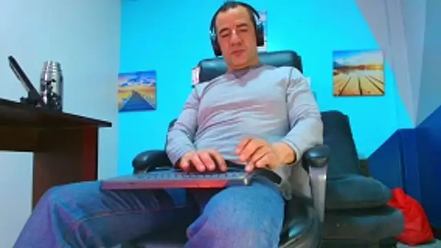 Snapshot of juanses_n_toro chatting on 11-14-25, 12:37 juanses n toro online show from 11-14-25, 12:37