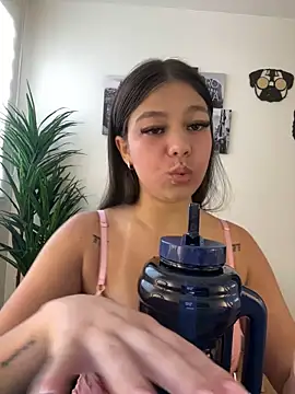 Snapshot of Alyshanon18 chatting on 10-31-25, 03:35 Alyshanon18 online show from 10-31-25, 03:35