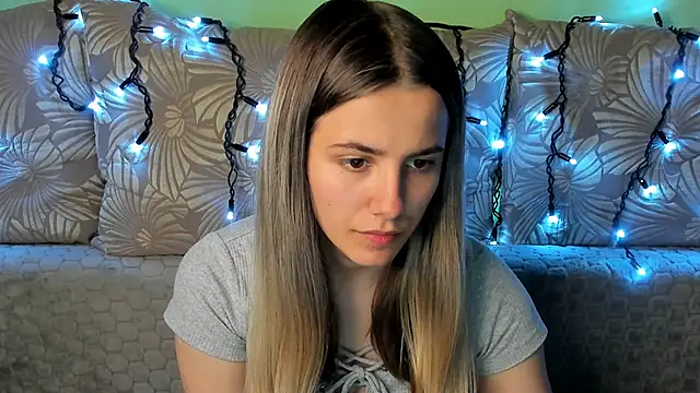 Snapshot of MaggieCake chatting on 10-20-25, 01:50 MaggieCake online show from 10-20-25, 01:50