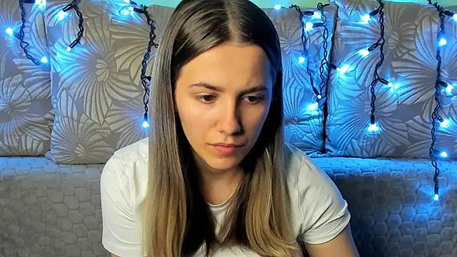 Snapshot of MaggieCake chatting on 10-23-25, 02:22 MaggieCake online show from 10-23-25, 02:22