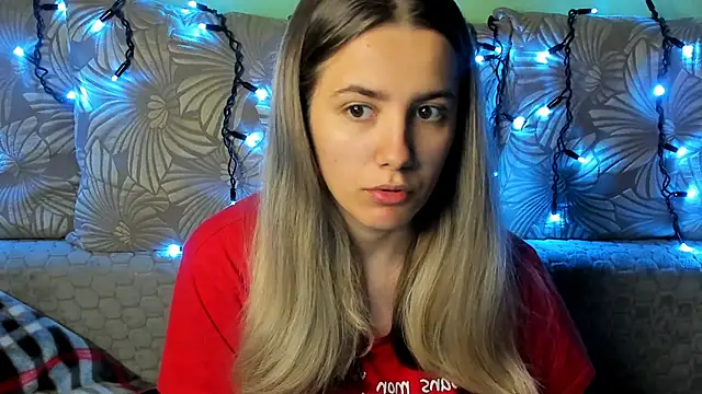 Snapshot of MaggieCake chatting on 10-30-25, 03:52 MaggieCake online show from 10-30-25, 03:52