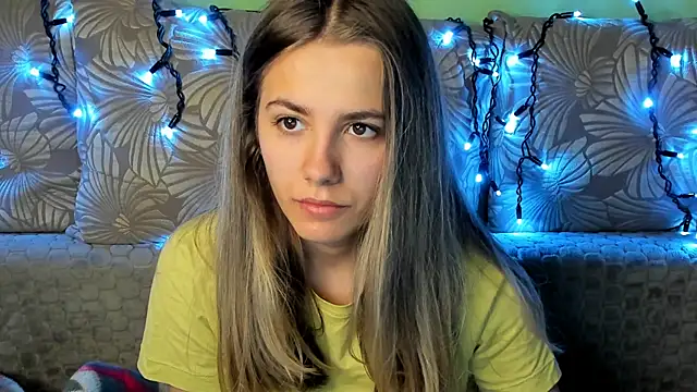 Snapshot of MaggieCake chatting on 11-04-25, 04:00 MaggieCake online show from 11-04-25, 04:00