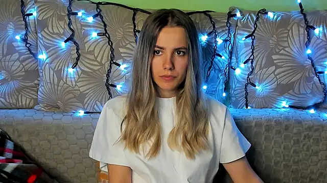 Snapshot of MaggieCake chatting on 11-08-25, 01:39 MaggieCake online show from 11-08-25, 01:39