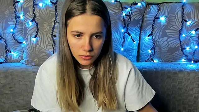 Snapshot of MaggieCake chatting on 11-13-25, 04:00 MaggieCake online show from 11-13-25, 04:00