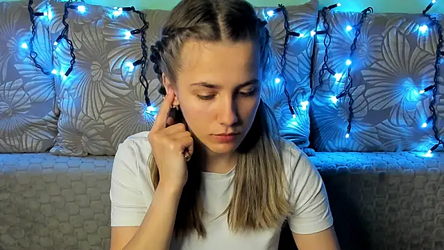 Snapshot of MaggieCake chatting on 12-04-25, 12:09 MaggieCake online show from 12-04-25, 12:09