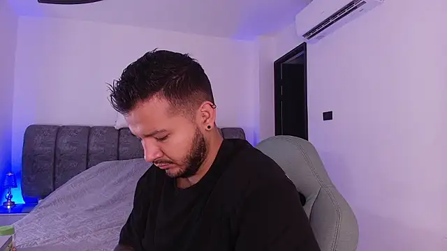 Snapshot of mister_miike chatting on 02-01-26, 03:05 mister miike online show from 02-01-26, 03:05