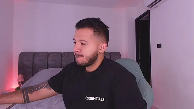 Snapshot of mister_miike chatting on 02-07-26, 03:10 mister miike online show from 02-07-26, 03:10