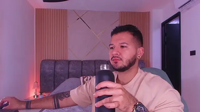 Snapshot of mister_miike chatting on 02-11-26, 03:11 mister miike online show from 02-11-26, 03:11