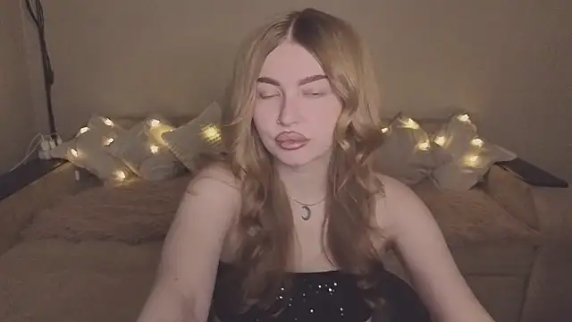 ViolettaLopez online show from 11-19-25, 01:11