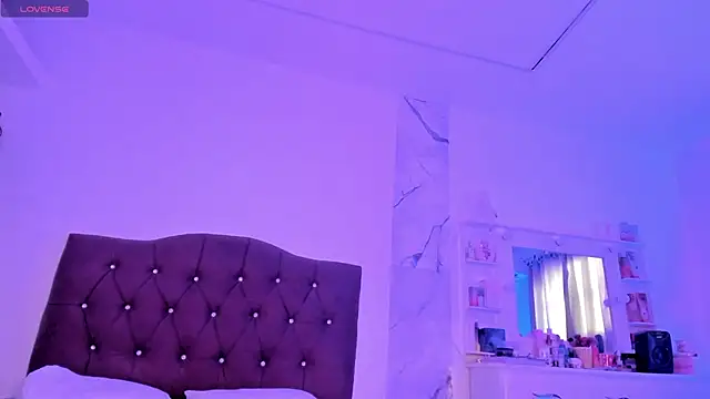 Snapshot of alysson_18 chatting on 03-14-26, 01:27 alysson 18 online show from 03-14-26, 01:27