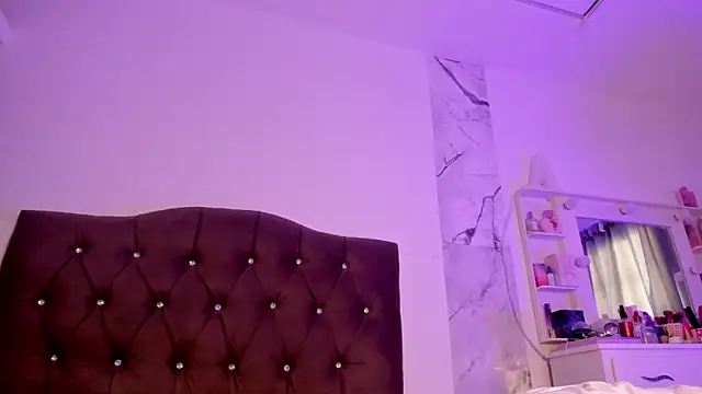 Snapshot of alysson_18 chatting on 03-27-26, 02:17 alysson 18 online show from 03-27-26, 02:17