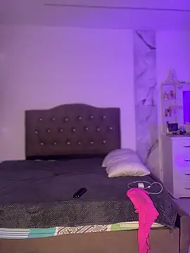 Snapshot of alysson_18 chatting on 04-01-26, 02:36 alysson 18 online show from 04-01-26, 02:36