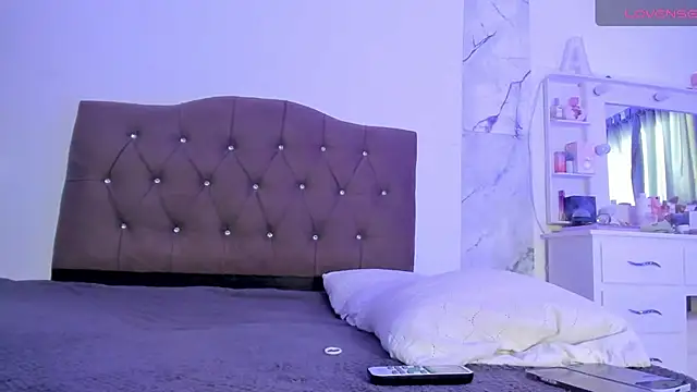 Snapshot of alysson_18 chatting on 04-08-26, 03:01 alysson 18 online show from 04-08-26, 03:01