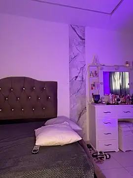 Snapshot of alysson_18 chatting on 04-11-26, 01:15 alysson 18 online show from 04-11-26, 01:15