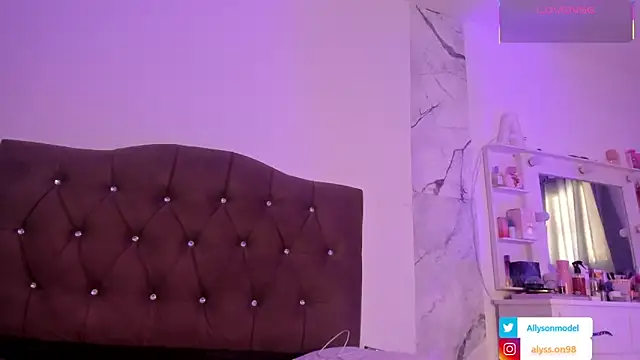 Snapshot of alysson_18 chatting on 04-13-26, 02:11 alysson 18 online show from 04-13-26, 02:11