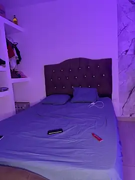 Snapshot of alysson_18 chatting on 04-15-26, 01:18 alysson 18 online show from 04-15-26, 01:18