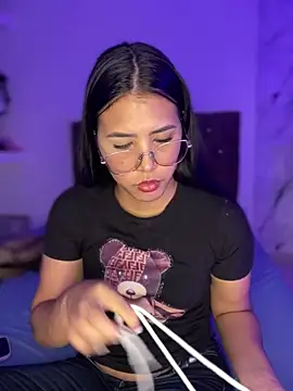 Snapshot of alysson_18 chatting on 04-15-26, 09:15 alysson 18 online show from 04-15-26, 09:15