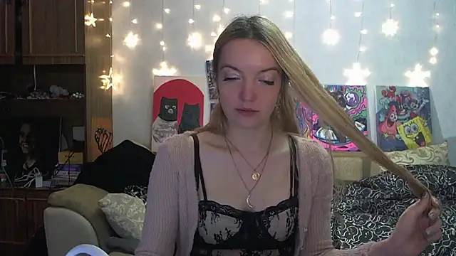 Snapshot of SecretSophia chatting on 01-05-25, 12:42 SecretSophia online show from 01-05-25, 12:42