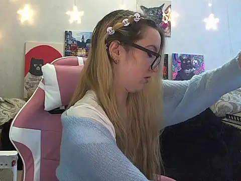 Snapshot of SecretSophia chatting on 10-21-25, 11:22 SecretSophia online show from 10-21-25, 11:22